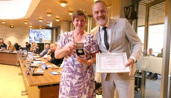 Burgemeester Klaas Sloots overhandigd gemeentepenning aan Ingrid Sterenborg-Kooij