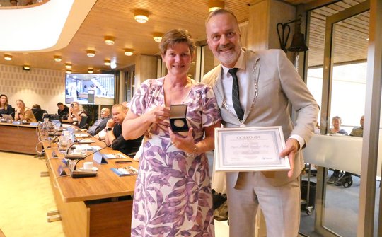 Burgemeester Klaas Sloots overhandigd gemeentepenning aan Ingrid Sterenborg-Kooij