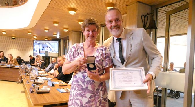 Burgemeester Klaas Sloots overhandigd gemeentepenning aan Ingrid Sterenborg-Kooij