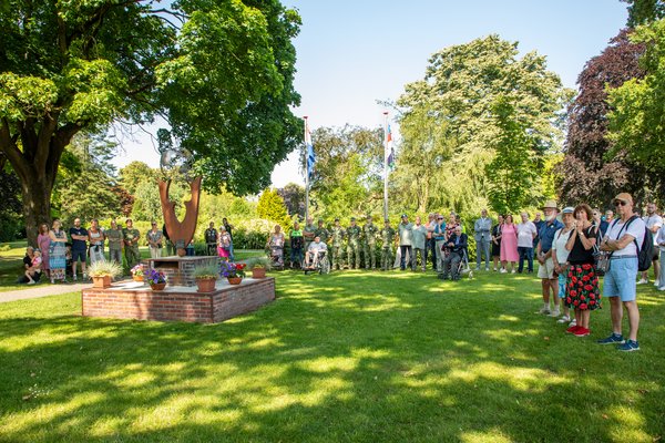 Gasten Veteranendag 2025 rondom het Veteranenmonument.