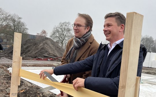 Wethouder Hofstra bij de bouw