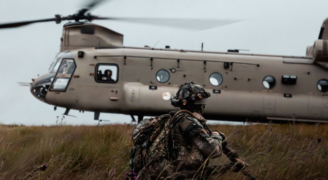 Afbeelding helikopter met militair