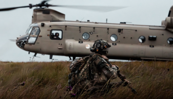 Afbeelding helikopter met militair