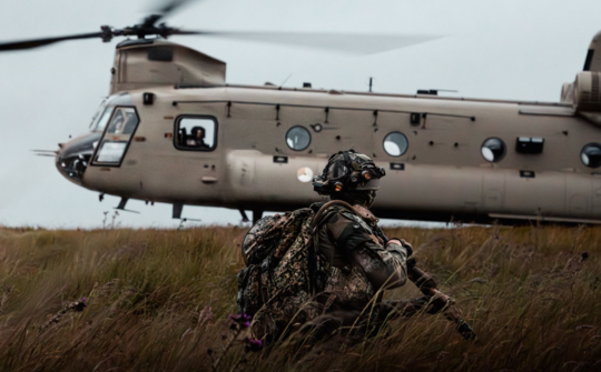 Afbeelding helikopter met militair