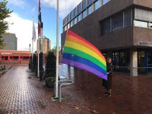 Raadslid Schipper hijst de regenboogvlag