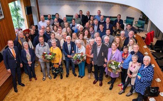 De uitreiking in het gemeentehuis in Stadskanaal