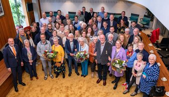 De uitreiking in het gemeentehuis in Stadskanaal
