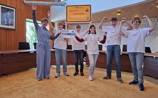 Foto Wethouder Sterenborg met de leerlingen