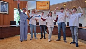 Foto Wethouder Sterenborg met de leerlingen