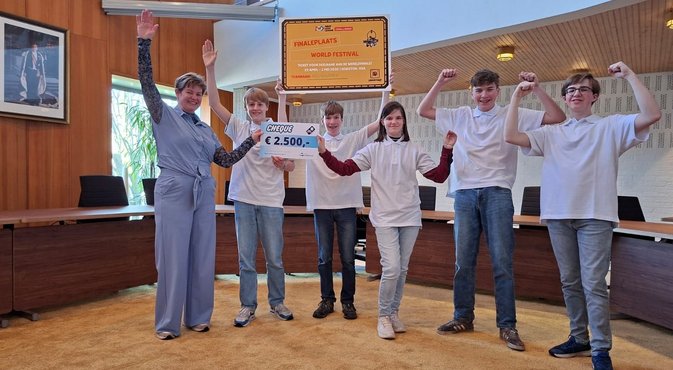 Foto Wethouder Sterenborg met de leerlingen