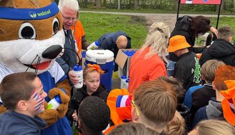 Wethouder Verschuren deelt bidons uit aan basisschoolkinderen