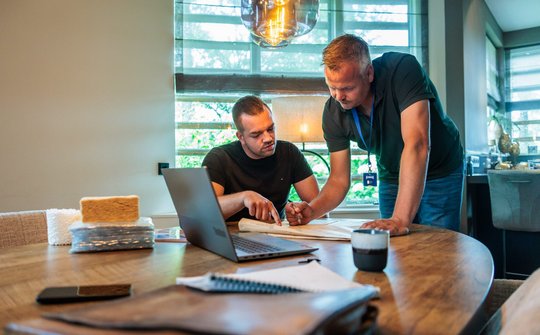 Foto twee mannen in overleg