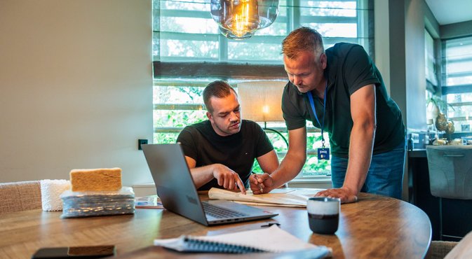 Foto twee mannen in overleg