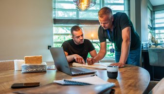 Foto twee mannen in overleg