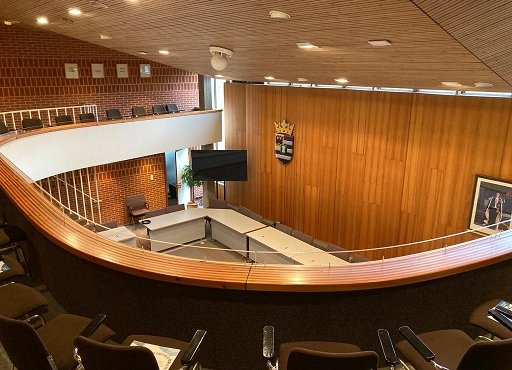 Foto van de Raadzaal vanaf publieke tribune