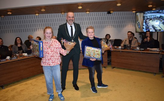 Kinderburgemeester en loco-Kinderburgemeester met burgemeester Klaas Sloots