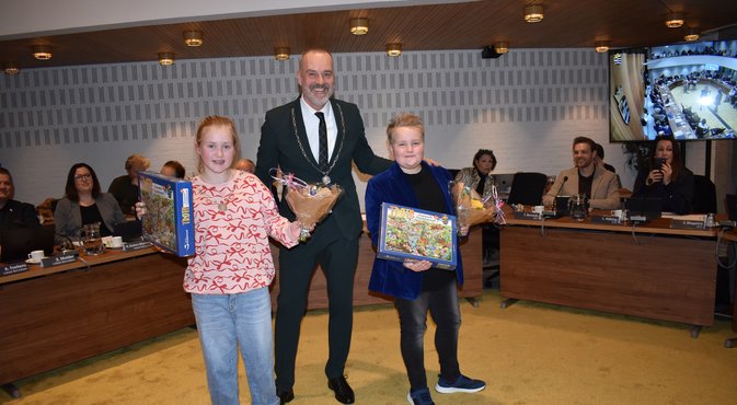 Kinderburgemeester en loco-Kinderburgemeester met burgemeester Klaas Sloots