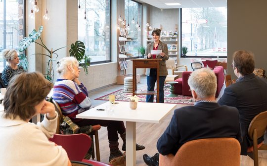 Stadskanaaldichter Harma de Roo tijdens haar benoeming in Museum van de Streek. 