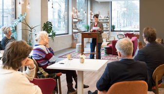 Stadskanaaldichter Harma de Roo tijdens haar benoeming in Museum van de Streek. 