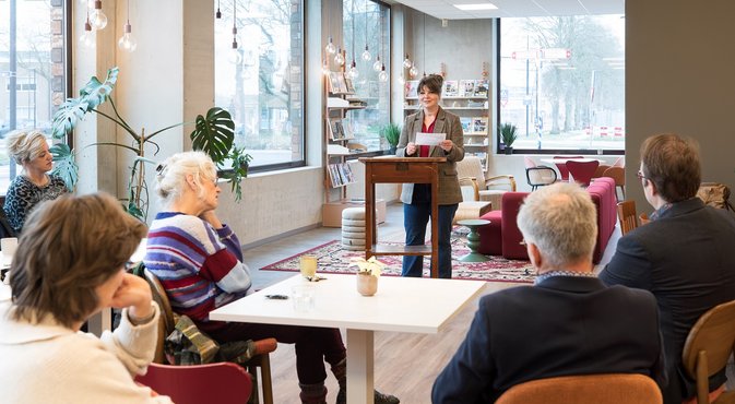 Stadskanaaldichter Harma de Roo tijdens haar benoeming in Museum van de Streek. 