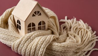 Afbeelding houten huis met sjaal