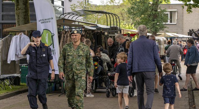 Sfeerimpressie van de Veteranenmarkt 2024.