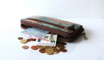 afbeelding portemonnee met brief- en kleingeld