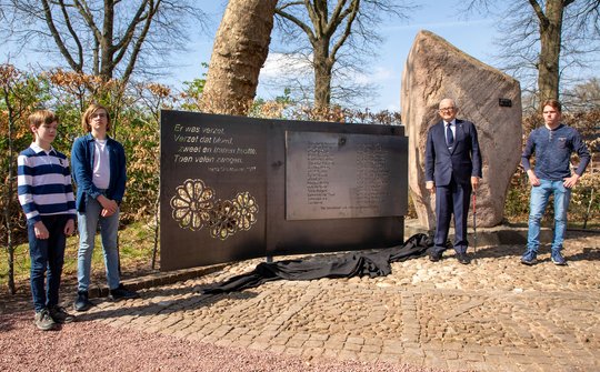 Leerlingen en nam Prof. mr. Pieter van Vollenhoven naast het monument na onthulling
