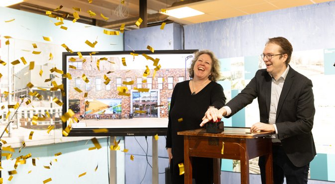 Wethouder Hofstra onthult samen met Loes Mulder, secretaris-generaal van Onderwijs, Cultuur en Wetenschap, de nieuwe naam.