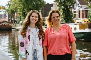 Evelyn Blanken en Melina Jager poseren in Stadskanaal