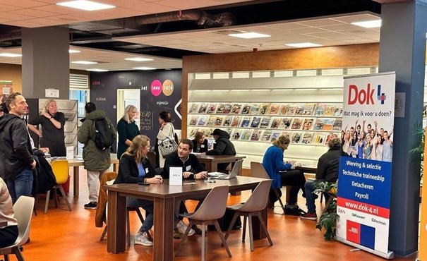 Foto van mensen in de bibliotheek