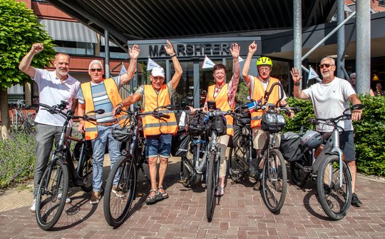 Burgemeester Sloots met de vijf fietsers voor Maarsheerd.