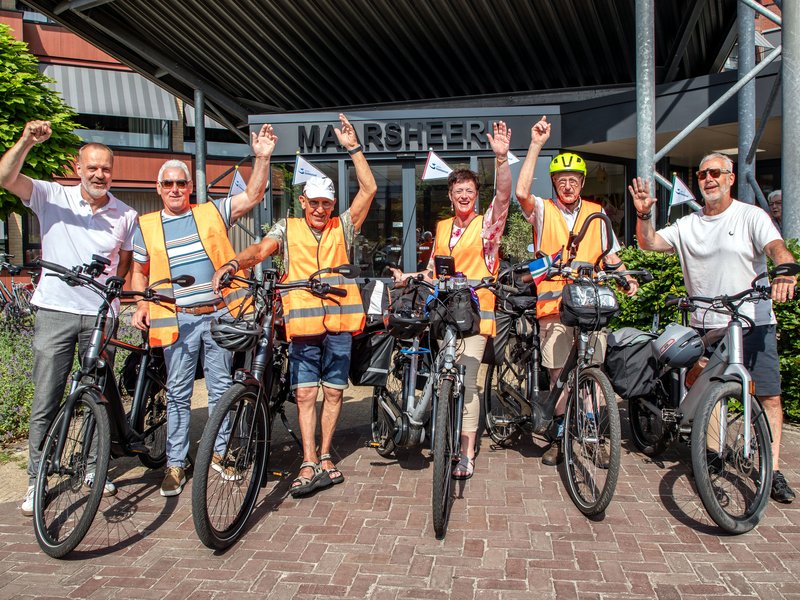 csm_2025-06-22_Vijf_fietsers_vertrekken_vanaf_Maarsheerd_naar_Lilienthal_in_Duitsland_02_63e2400095.jpg