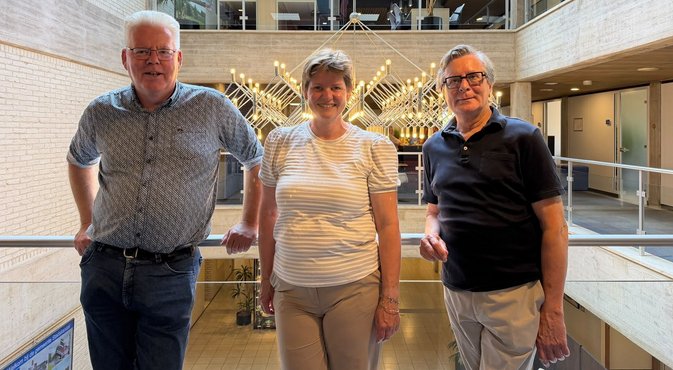 Foto van de wethouders die afscheid nemen van links naar rechts: wethouder Marc Verschuren, wethouder Ingrid Sterenborg-Kooij en wethouder Klaas Pals. 