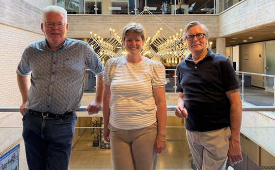 Foto van de wethouders die afscheid nemen van links naar rechts: wethouder Marc Verschuren, wethouder Ingrid Sterenborg-Kooij en wethouder Klaas Pals. 