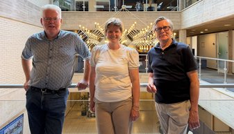 Foto van de wethouders die afscheid nemen van links naar rechts: wethouder Marc Verschuren, wethouder Ingrid Sterenborg-Kooij en wethouder Klaas Pals. 