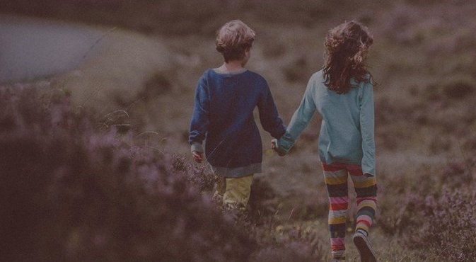 Afbeelding jongen en meisje hand in hand