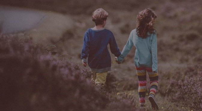 Afbeelding jongen en meisje hand in hand