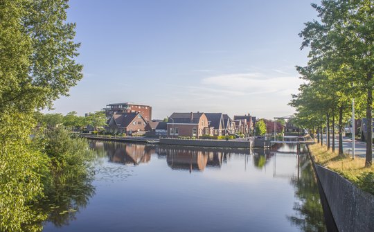 Foto water en huizen Musselkanaal