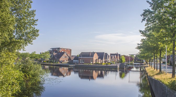 Foto water en huizen Musselkanaal