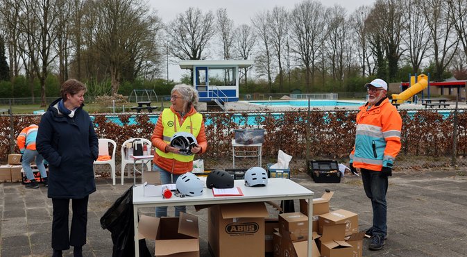 Wethouder Sterenborg met vrijwilligers 