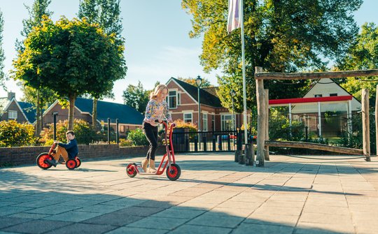 Spelende kinderen op een schoolplein