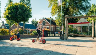Spelende kinderen op een schoolplein