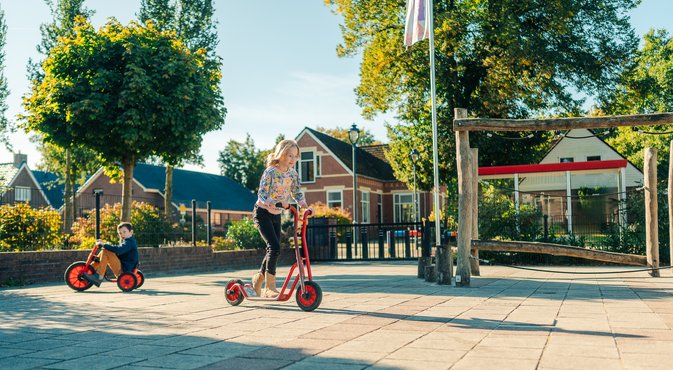 Spelende kinderen op een schoolplein