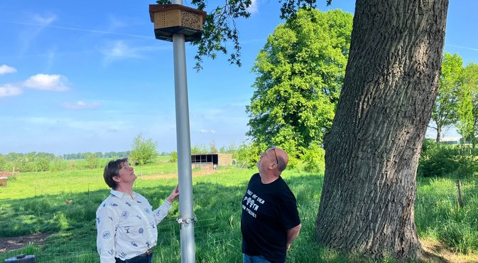 Wethouder Ingrid Sterenborg-Kooij bij insectenhotel