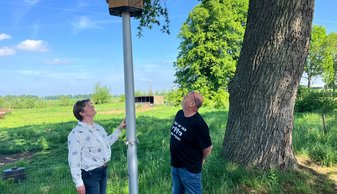 Wethouder Ingrid Sterenborg-Kooij bij insectenhotel