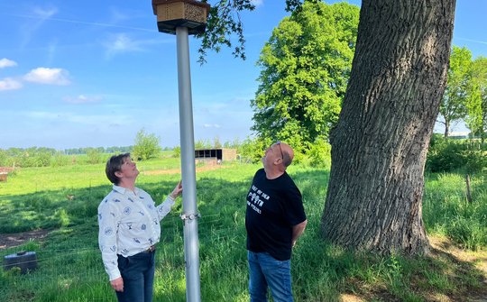 Wethouder Ingrid Sterenborg-Kooij bij insectenhotel
