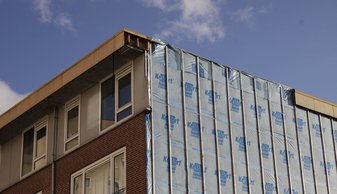 Afbeelding flatgebouw met muurisolatie zijaanzicht