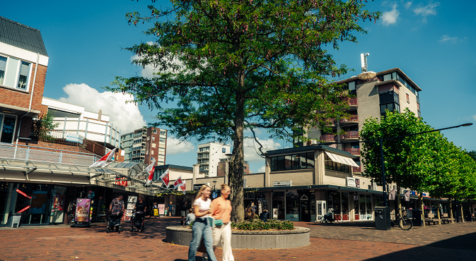 Twee inwoners in het centrum van Stadskanaal.