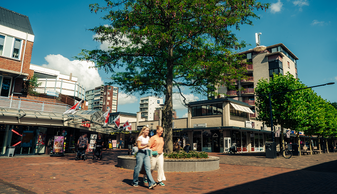 Twee inwoners in het centrum van Stadskanaal.